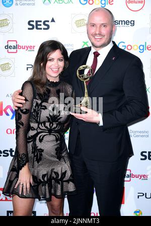 Foto del file datata 12/03/2019 di Deborah James (a sinistra) e Steve Bland con il premio come miglior Podcast per lo spettacolo You, Me and the Big C al TRIC Awards 2019 50th compleanno Celebrazione tenutasi al Grosvenor House Hotel, Londra, Come numero record di persone stanno avendo controlli sul cancro intestinale dopo la morte della campagna Dame Deborah James, i boss della salute hanno detto. Foto Stock