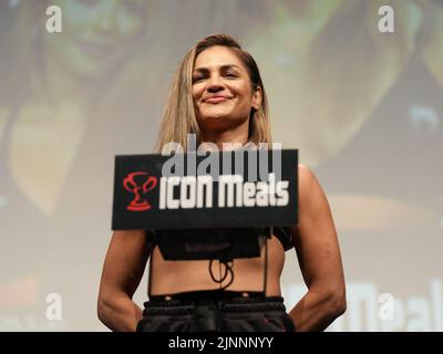 San Diego, Stati Uniti. 12th ago, 2022. 12 AGOSTO 2022, SAN DIEGO, SAN DIEGO, CA, Stati Uniti: SAN DIEGO, CA - Agosto 12: Cynthia Calvillo si scalda sulla scala per il pesata ufficiale alla Pechanga Arena per UFC Fight Night - vera vs Cruz : Ceremonial Weigh-in il 12 agosto 2022 a SAN DIEGO, Stati Uniti. (Credit Image: © Louis Grasse/PX Imagens via ZUMA Press Wire) Credit: ZUMA Press, Inc./Alamy Live News Foto Stock