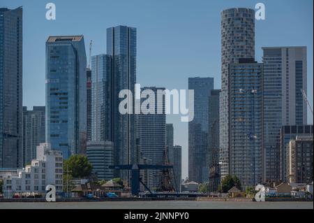 Canary Wharf, Londra, Regno Unito. 12 agosto 2022. Replica 18th ° secolo nave a vela la Götheborg di Svezia lascia Londra, passando i grattacieli di Canary Wharf Foto Stock