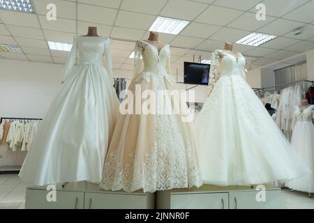 Tre eleganti abiti da sposa sui manichini. Tre diversi modelli di splendidi abiti da sposa Foto Stock