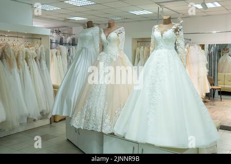 Tre eleganti abiti da sposa sui manichini. Tre diversi modelli di splendidi abiti da sposa Foto Stock