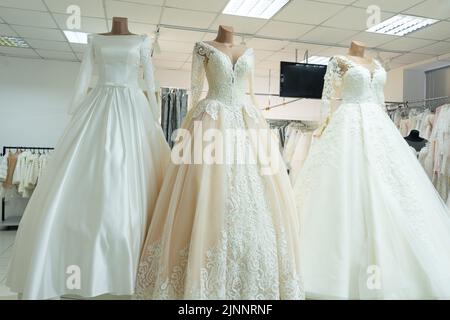 Tre eleganti abiti da sposa sui manichini. Tre diversi modelli di splendidi abiti da sposa Foto Stock