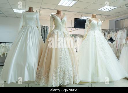 Tre eleganti abiti da sposa sui manichini. Tre diversi modelli di splendidi abiti da sposa Foto Stock