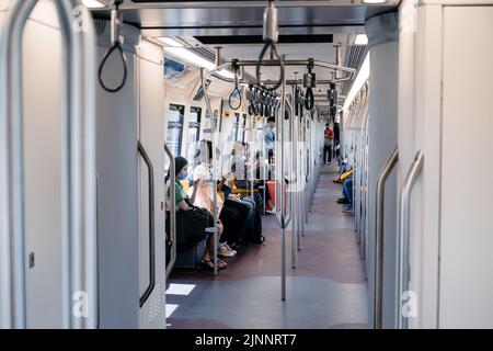 Bangkok, Thailandia - 30 luglio 2020, il popolo thailandese locale trasporta all'interno del treno di Bangkok (massa) Transit System nel periodo di mezzogiorno, Bangkok, Tha Foto Stock