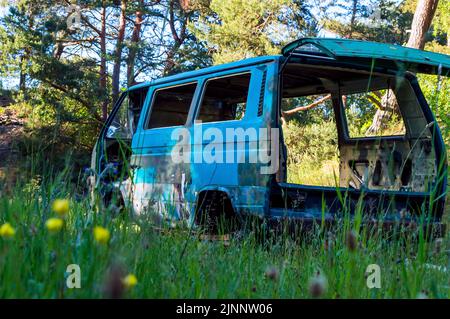 Auto vecchia, danneggiata. Auto abbandonata nel Woods.Defective car. Un'auto inadatta alle strade. Foto Stock