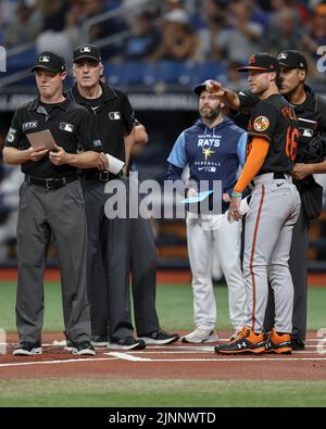 San Pietroburgo, Florida. USA; Baltimore Orioles Center Fielder Brett Phillips (66) ha girato nella line up card e ha partecipato alla riunione pre-partita al plat Foto Stock