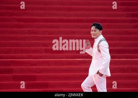 Pechino, Cina. 12th ago, 2022. Il cantante Jeff Chang cammina sul tappeto rosso del 12th° Festival Internazionale del Cinema di Pechino, capitale della Cina, 12 agosto 2022. Credit: Chen Zhonghao/Xinhua/Alamy Live News Foto Stock