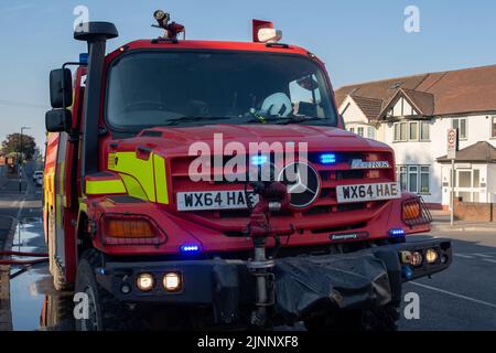 Slough, Berkshire, Regno Unito. 13th agosto, 2022. Il Royal Berkshire Fire and Rescue Service stavate mettendo fuori un fuoco presso lo stabilimento di riciclaggio Simpson a Simpsons Way, Slough questa mattina dietro il Tempio di Ramgarhia Sikh. Ai residenti è stato consigliato di rimanere all'interno e tenere le finestre chiuse. Era presente anche un camion antincendio Zetros di grande capacità (nella foto), che aspirava acqua da un idrante antincendio nelle vicinanze. Credit: Maureen McLean/Alamy Live News Foto Stock