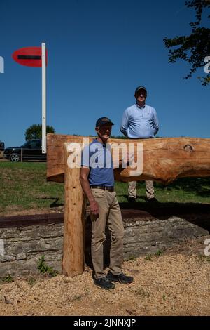 REGNO UNITO. 12th ago, 2022. 12th agosto 2022. Un'immagine del nuovo designer di corsi di fondo Derek di Grazia (Front) e del nuovo direttore di eventi Martyn Johnson durante il Media Preview Day in vista delle prove a cavallo Land Rover Burghley del 2022 tenutesi nel mese di settembre a Burghley House a Stamford, Lincolnshire, Inghilterra, Regno Unito. Credit: Jonathan Clarke/Alamy Live News Foto Stock