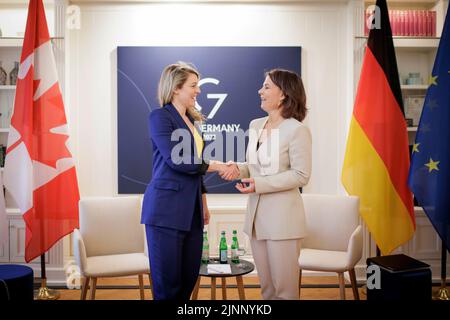 Berlino, Germania. 13th maggio, 2022. (RL): Annalena Baerbock, ministro federale degli esteri, incontra Melanie Joly, ministro degli esteri canadese, per colloqui bilaterali nell'ambito della G7 riunione dei ministri degli esteri a Weissenhaus, 13 maggio 2022. Credit: dpa/Alamy Live News Foto Stock