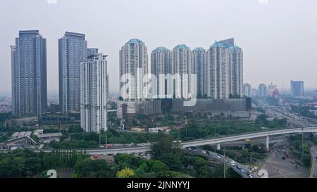 Confronto tra alti edifici moderni e alloggi per residenti irregolari situato a Giacarta, la capitale dell'Indonesia Foto Stock