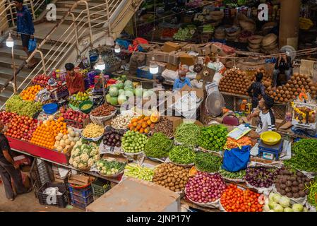 Panaji Goa India Aprile 2022: Venditori indiani di frutta e verdura che vendono il loro prodotto a locali in un mercato locale installato in India, Goa. Inflazione e. Foto Stock