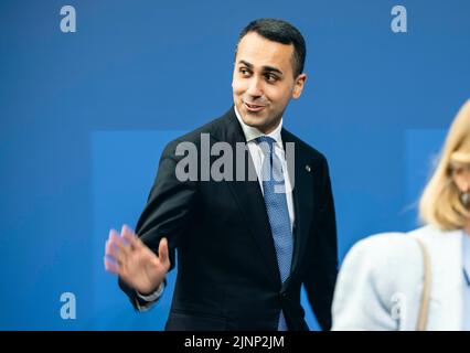 Il Ministro degli Esteri italiano Luigi di Maio durante un primo passo alla riunione informale dei Ministri degli Esteri della NATO a Berlino. Foto Stock