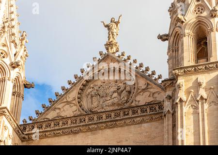 Palma di Maiorca, Spagna. Particolare della facciata del Portal Mayor della cattedrale gotica di Santa Maria Foto Stock
