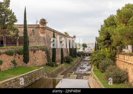 Palma di Maiorca, Spagna. Mura e bastioni del Baluard de Sant Pere (Bastione di San Pietro), un'arte moderna ed ex fortezza Foto Stock