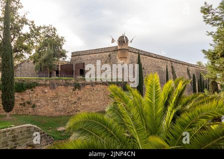 Palma di Maiorca, Spagna. Mura e bastioni del Baluard de Sant Pere (Bastione di San Pietro), un'arte moderna ed ex fortezza Foto Stock