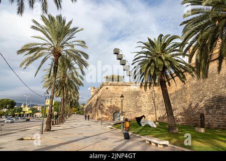 Palma di Maiorca, Spagna. Mura e bastioni del Baluard de Sant Pere (Bastione di San Pietro), un'arte moderna ed ex fortezza Foto Stock