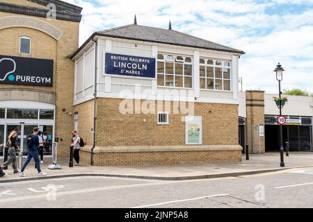 Segnale ferroviario fittizio nel parcheggio del centro commerciale St Marks, Lincoln City 2022 Foto Stock