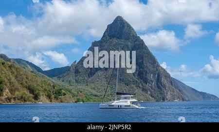 Pitons montagne di Santa Lucia, Santa Lucia Mar dei Caraibi con Pitons in una bella giornata estiva Foto Stock