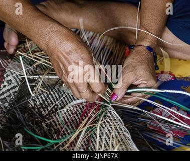 Kalamantan centrale, Indonesia; 20 maggio 2022 - la donna fa i cestini a mano. Foto Stock