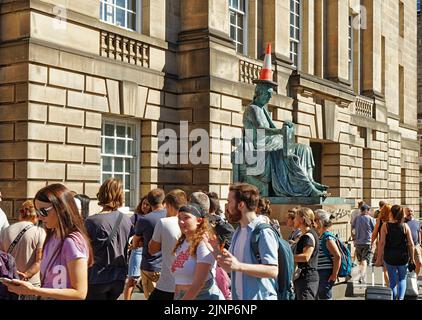 EDINBURGH FESTIVAL FRINGE 2022 STATUA DI HUME CON CONO TRAFFICO ROSSO E BIANCO POSTO SULLA SUA TESTA Foto Stock