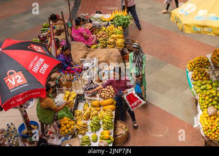 Panaji Goa India Aprile 2022: Venditori indiani di frutta e verdura che vendono il loro prodotto a locali in un mercato locale installato in India, Goa. Inflazione e. Foto Stock