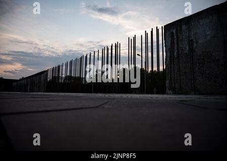 Berlino, Germania. 13th ago, 2022. La strada di fronte al Memoriale del Muro di Berlino è vuota la mattina presto. Credit: Fabian Sommer/dpa/Alamy Live News Foto Stock