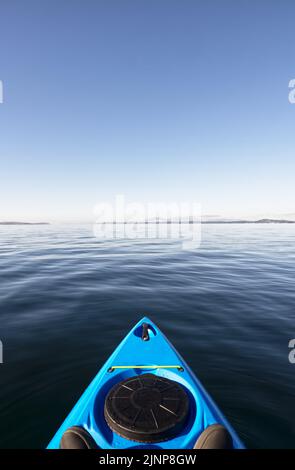 Kayak su tranquille acque calme sul Firth of Clyde Scotland Foto Stock
