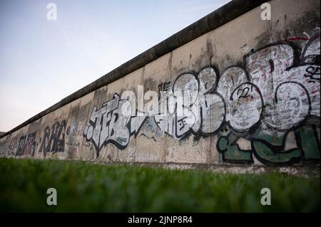 Berlino, Germania. 13th ago, 2022. La strada di fronte al Memoriale del Muro di Berlino è vuota la mattina presto. Credit: Fabian Sommer/dpa/Alamy Live News Foto Stock