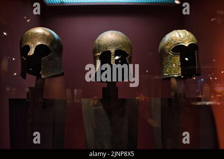 Caschi in bronzo greco all'interno del museo Benaki di Atene Foto Stock