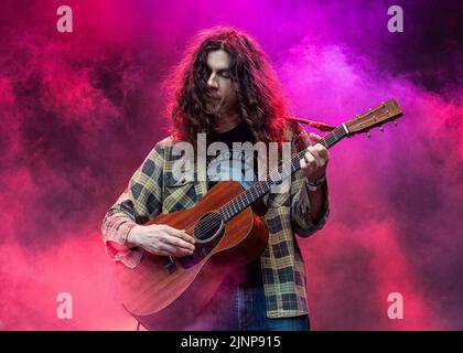 Kurt Vile che si esibisce dal vivo sul palco Foto Stock