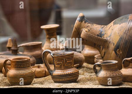 Antiche pentole in ceramica decorate presso il Museo Archeologico Nazionale di Atene Foto Stock