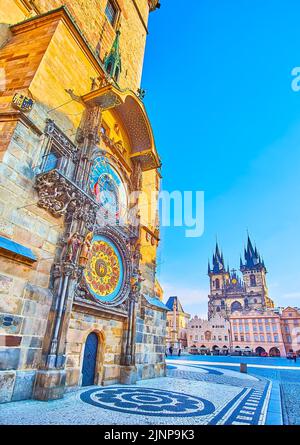 Il Vecchio Municipio con l'orologio astronomico Orloj di Praga e le torri gotiche della Chiesa di nostra Signora prima di Tyn sullo sfondo, Praga, Repubblica Ceca Foto Stock