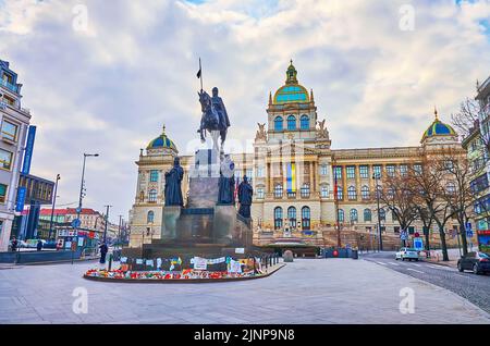 Complesso architettonico di Piazza Venceslao con il Museo Nazionale e il monumento di San Wnceslao in primo piano, Praga, Repubblica Ceca Foto Stock