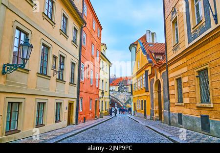 Passeggia lungo la strada stretta di Mala Strana (quartiere minore), fiancheggiata da splendide case colorate con musei, ristoranti e hotel, Praga, Repubblica Ceca Foto Stock