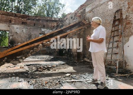 KHARKIV REG, UCRAINA - 30 luglio 2022: Un dipendente del Museo Skovoroda racconta come la casa del filosofo ucraino Hryhoriy Skovoroda Museum è stata distrutta da uno sciopero missilistico nella regione di Kharkiv Foto Stock