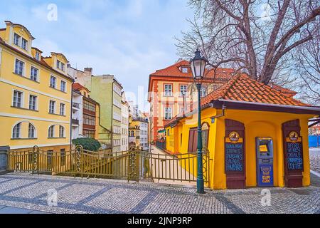 Il piccolo ristorante d'epoca sulla via Na Kampe sulla riva di Certovka (canale del Diavolo), Mala Strana, Praga, Repubblica Ceca Foto Stock