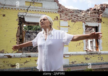 KHARKIV REG, UCRAINA - 30 luglio 2022: Un dipendente del Museo Skovoroda racconta come la casa del filosofo ucraino Hryhoriy Skovoroda Museum è stata distrutta da uno sciopero missilistico nella regione di Kharkiv Foto Stock