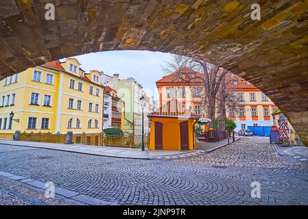 Le case colorate e un piccolo ristorante con terrazza all'aperto sulla riva del canale del Diavolo (Certovka), visto da sotto il Ponte Carlo, Praga, CZ Foto Stock