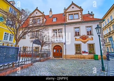 PRAGA, REPUBBLICA CECA - 6 MARZO 2022: Piazza Maltese architettura storica con vista su un piccolo ristorante, quartiere minore, il 6 marzo a Praga Foto Stock