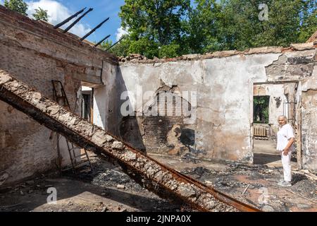 KHARKIV REG, UCRAINA - 30 luglio 2022: Un dipendente del Museo Skovoroda racconta come la casa del filosofo ucraino Hryhoriy Skovoroda Museum è stata distrutta da uno sciopero missilistico nella regione di Kharkiv Foto Stock