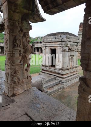 Colonna di pietra splendidamente scolpita del Tempio di Achyutaraya a Hampi stato Karnataka India 08 06 2022 Foto Stock