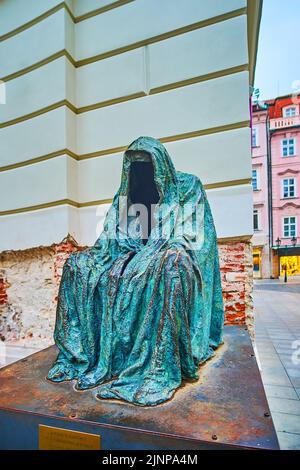 PRAGA, REPUBBLICA CECA - 6 MARZO 2022: La statua in bronzo del Commendatore (mantello di coscienza) di Anna Chromy sulla Piazza del mercato dei frutti, il 6 marzo Foto Stock