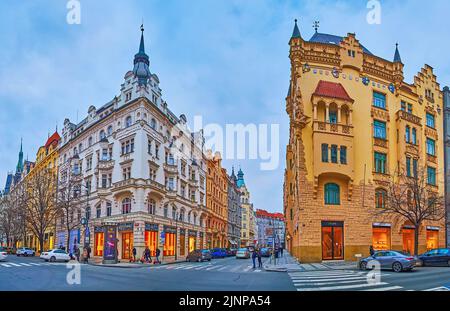 PRAGA, REPUBBLICA CECA - 6 MARZO 2022: Panorama di Via Parizska con palazzi ornati con stampaggio, sculture, torri e sculture, il 6 marzo in Foto Stock