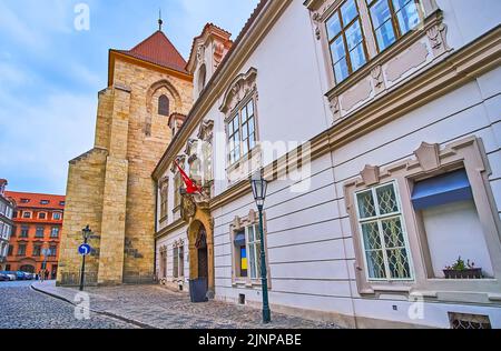 Via Lazenska con torre in pietra del monastero medievale di Johannite e parete di facciata del Palazzo del Gran Priorato, Praga, Repubblica Ceca Foto Stock