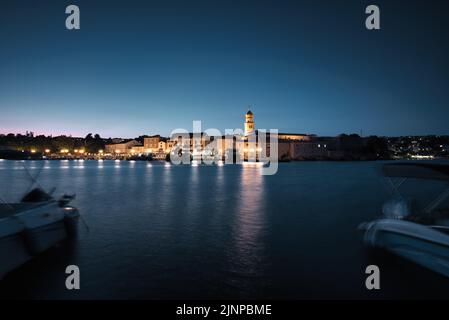 Luci notturne nella città di Krk, Isola di Krk, Croazia Foto Stock