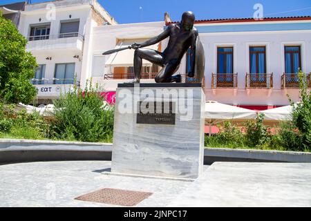 Sparta, Grecia, 20 luglio 2022. Statua di un soldato spartano nella piazza principale di Sparta Foto Stock