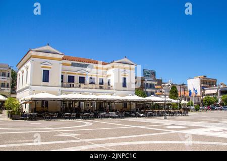 Sparta, Grecia, 20 luglio 2022. Il centro di Sparta con il Municipio. Foto Stock