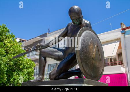 Sparta, Grecia, 20 luglio 2022. Statua di un soldato spartano nella piazza principale di Sparta Foto Stock