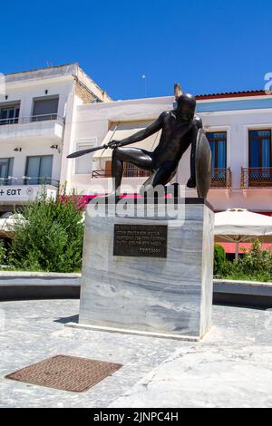 Sparta, Grecia, 20 luglio 2022. Statua di un soldato spartano nella piazza principale di Sparta Foto Stock